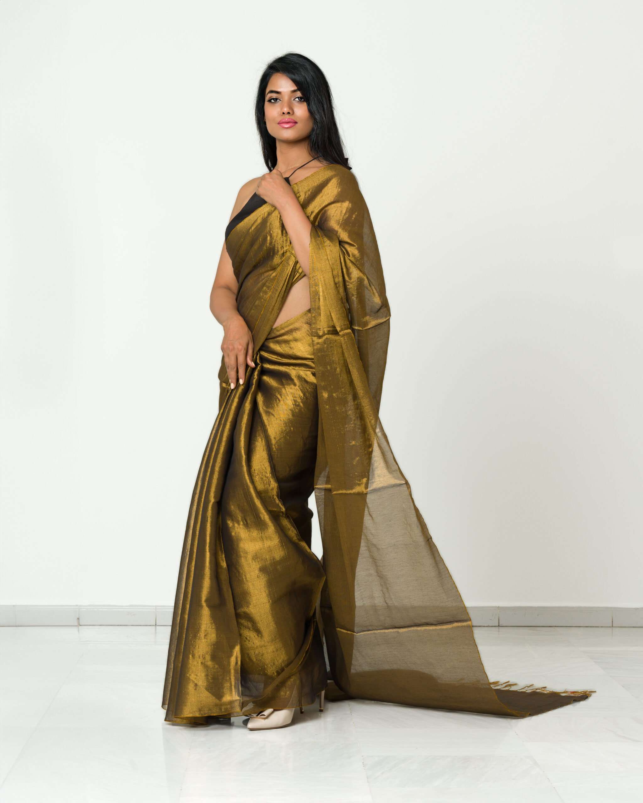 A Soft Raga Tissue Plain Saree - Image 5