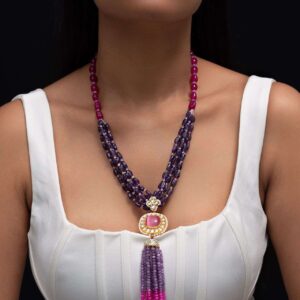 Striking Beauty: Kundan Necklace with Onyx Beads